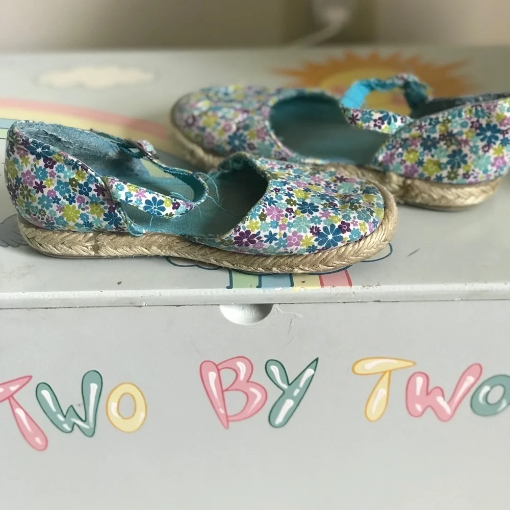Kids Straw Flower Sandals size 8